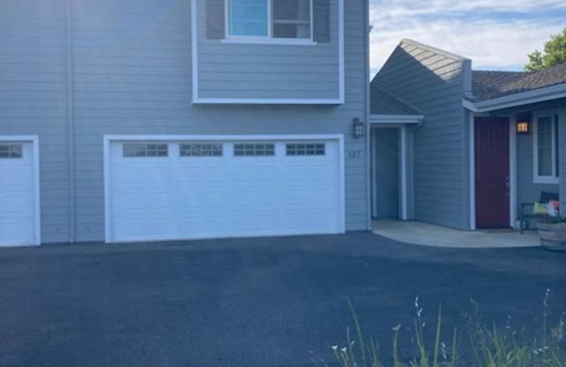 Spacious 3bd/2.5ba Condo with Double Car Garage - 127 Watering Place, Templeton, CA 93465