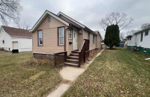 Small House with Garage - 1926 Avon Street, La Crosse, WI 54603