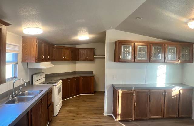 1625 S 5th St - Beautiful Spacious Home - 1625 South 5th Street, Chickasha, OK 73018