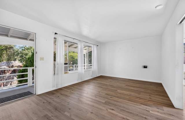Walnut Creek 2BR Upper Unit with Huge Private Entertaining Patio! Gallery 3