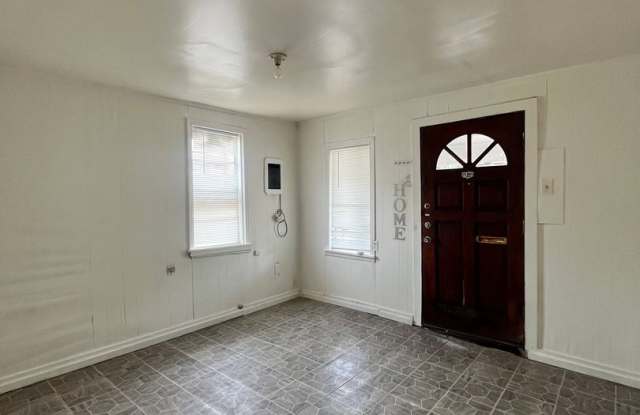 3 Bedroom / 1 Bath Home Near Downtown Gallery 4