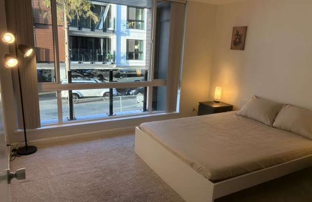 Kirkland Waterfront 1 bedroom with Private Beach Access + W/S/G and Parking Included! Gallery 3