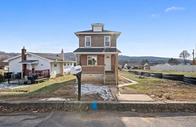 MOVE IN READY! Modern  Cozy 3 Bedroom 1 1/2 Bath Single Family Home - 760 East Paoli Street, Lehigh County, PA 18103