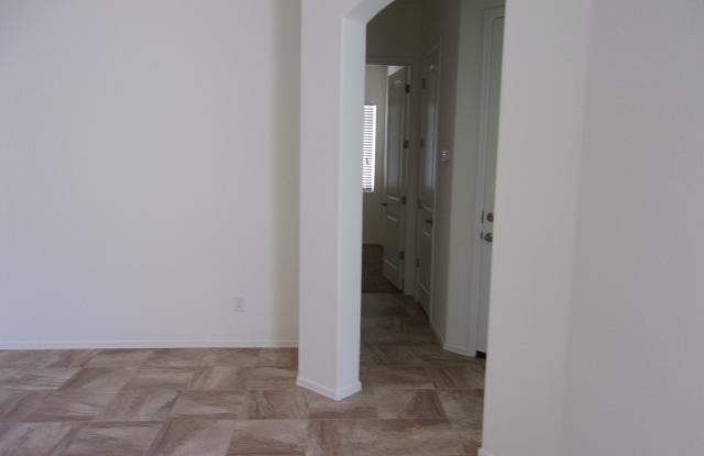 5720 N Hudson Court Gallery 4