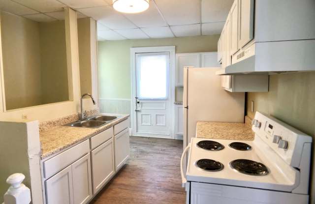 Great 2nd floor apt next to Greensboro College and convenient to downtown! Gallery 4