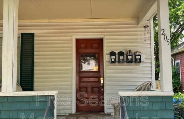 205 North Willard Street - 4 photos photos