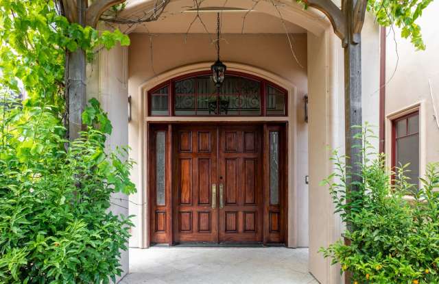 Amazing home, with incomparable views and privacy, but close in convenience! Gallery 4