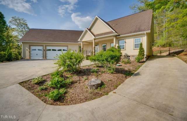 **PENDING** Beautiful 4 bed 4 bath home! Gallery 3