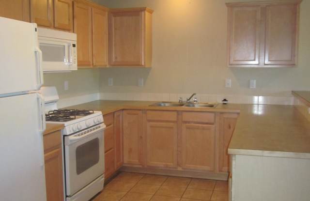2 Bedroom / 2.5 Bathroom + Office Townhome in Redmond Oregon Gallery 4