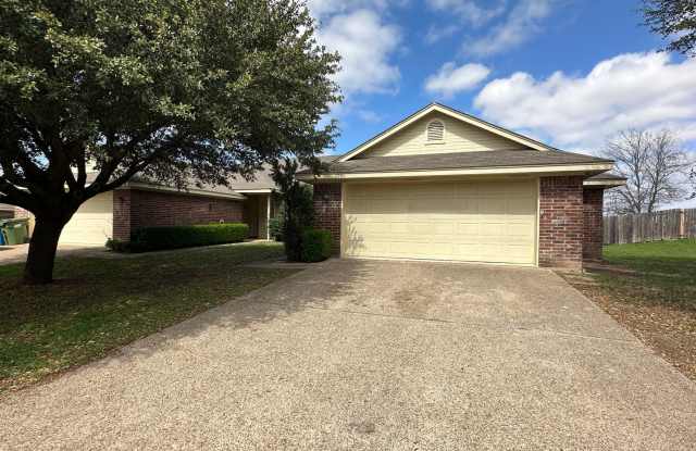 Duplex - 718 Park Meadows Drive, Hewitt, TX 76643