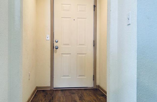 Large 3 Bedroom Apartment, Great Location! Gallery 3