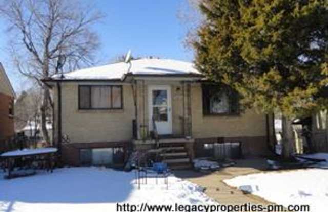 Cozy 2 Bed, 1 Bath just one block off Broadway photos photos