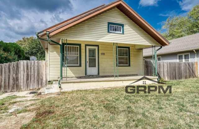 Cute 2 Bed 2 Bath Home in Newton - 1115 Berry Avenue, Newton, KS 67114