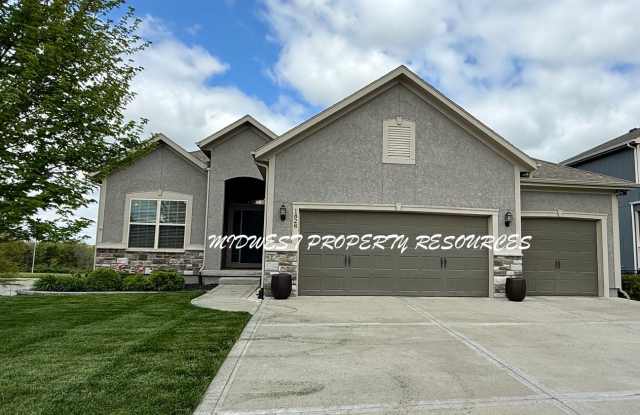 Stunning 4 Bedroom Reverse 1.5 Story Home for Rent photos photos