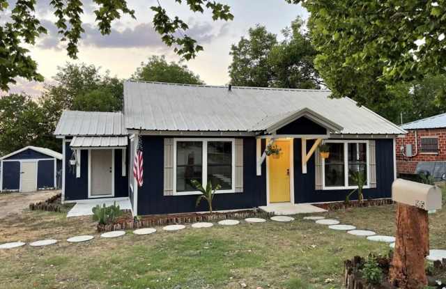 Adorably updated 4 bedroom, 2 bathroom home Gallery 1