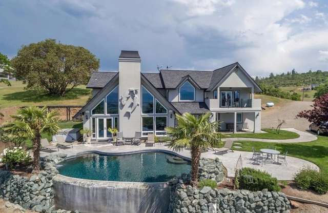East Medford Luxury View Estate | Infinity Pool | 5 Private Acres- Not Fenced photos photos