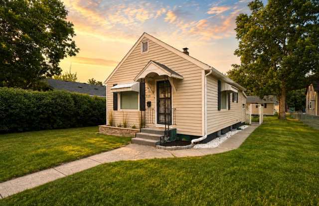 Charming Downtown Historic Fully Furnished Rental Gallery 1