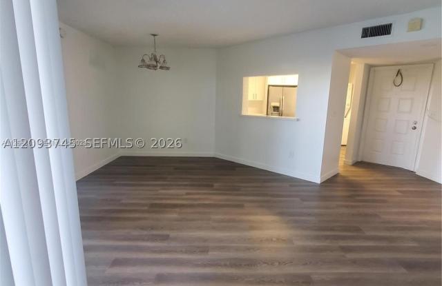 929 Hamilton Dr Gallery 2