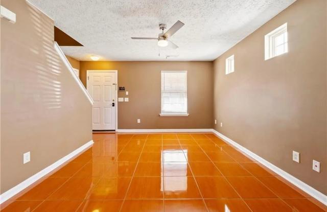 Upgraded 3BR/2.5BA | Fenced Yard, Sun Room, New SS Kitchen | Mountain Ridge, Cumming GA Gallery 4