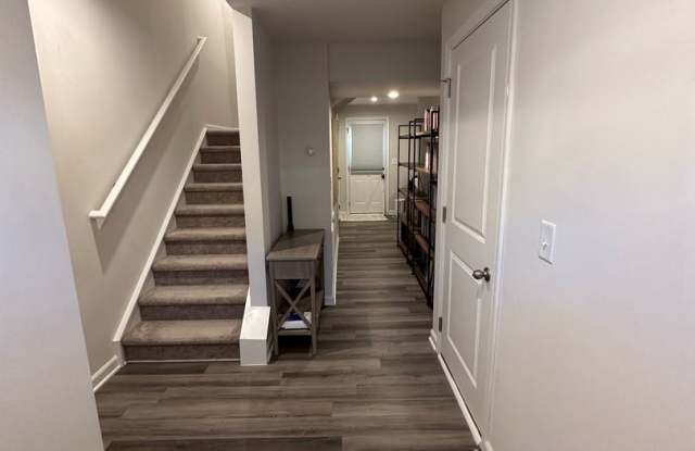 FULLY FURNISHED like-new Townhouse w/ Garage Gallery 4