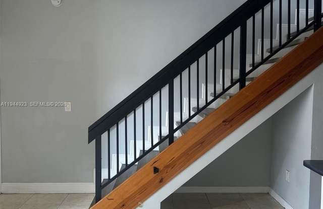 18356 NW 68th Ave photos photos