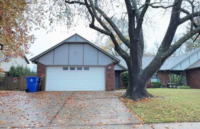 Welcome to this charming 3-bedroom, 2-bathroom duplex located in the vibrant community of Broken Arrow. photos photos