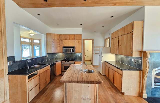 Beautiful Home on large lot Gallery 4