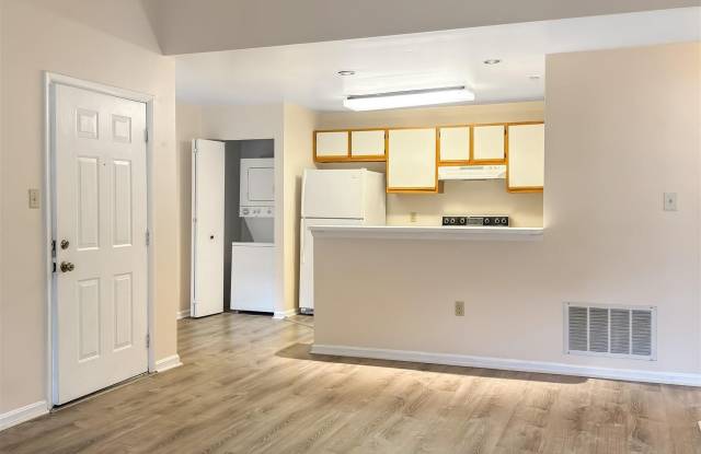 621 E Lakefront Cir Gallery 3