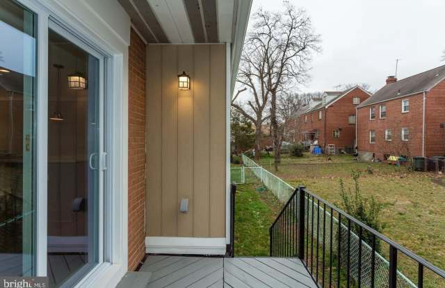 1551 DOUGLAS ST NE Gallery 4