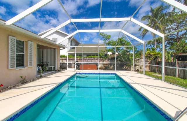 ** FULLY FURNISHED NAPLES PARK 3/2 POOL HOME ** OFF-SEASONAL AVAILABLE MAY 6-OCTOBER 31 EACH YEAR ONLY ** DOG FRIENDLY ** - 773 107th Avenue North, Naples Park, FL 34108