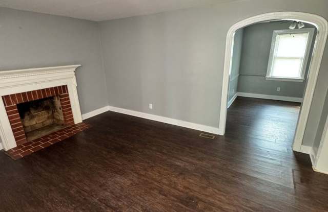 3 Bed 1 Bath House with Huge Yard! Gallery 3