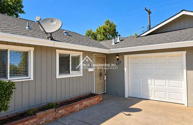 Updated 2bd/1ba Lincoln Village Duplex with Garage Gallery 4