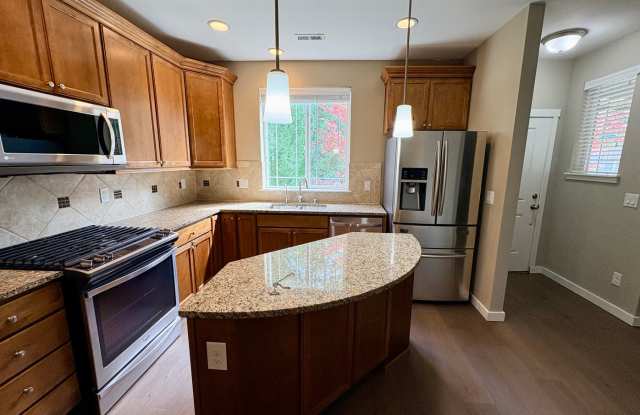 Outdoor living in Snoqualmie Ridge! $500 off your first month! Gallery 1