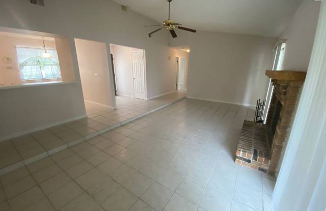 4 Bedroom 2 Bath waterfront home in Deltona for RENT! Gallery 4