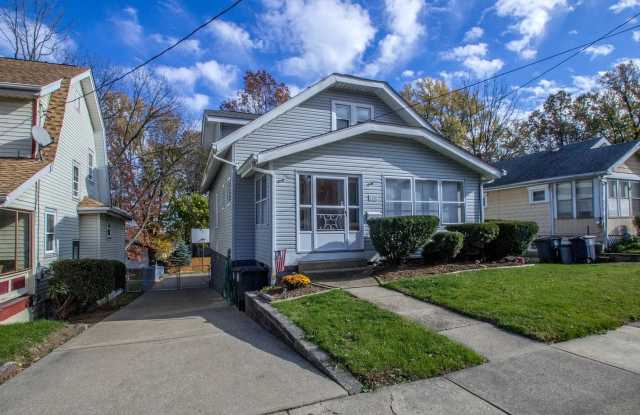 Spacious 5 - Bedroom Home for Lease in Akron photos photos