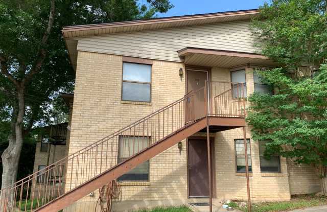 2/2 Apartment on The Hill! Minutes from Landa Park  Loop 337! Excellent Location! photos photos