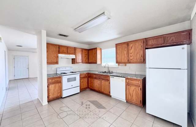 Cute As A Bug! 2 Bedroom, 2 Bathroom, 1 Car Garage Townhome Gallery 3