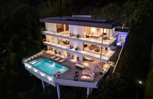 7080 Mulholland Dr Gallery 2