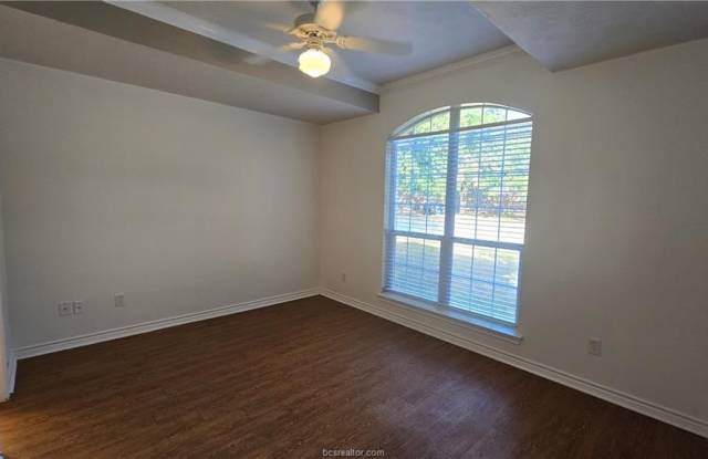 913 Crepe Myrtle Street Gallery 2