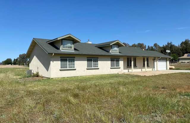 Country Charmer 4 Bedroom 2 Bath House AVAILABLE ON 7/1/25 - 4575 Whispering Oak Way, San Luis Obispo County, CA 93446