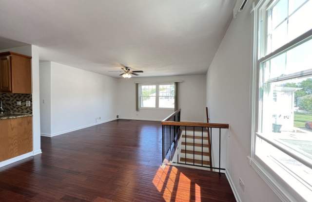 358 E FARMINGDALE Circle Gallery 4