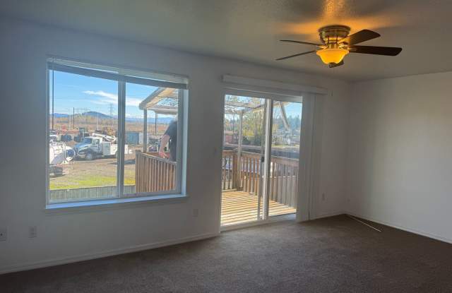 3 Bed, 2 Bath Townhouse Available! Gallery 4