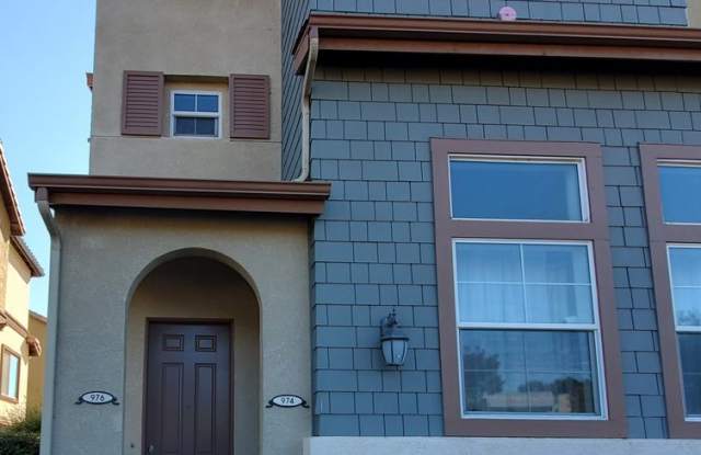 3bd/3ba Tri-Level Condo - Pet-friendly photos photos