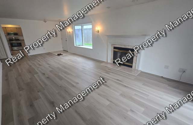 Updated 2 Bedroom Townhome Gallery 3