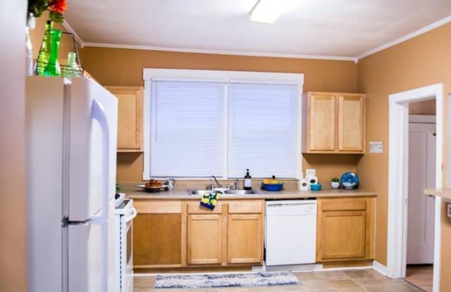 5 bedroom, 2 bath house - Available for the 2026/2027 lease term! photos photos