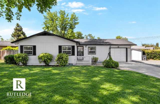 Spacious Corner Lot 3 Bed / 1 Bath Home in White City! Gallery 1