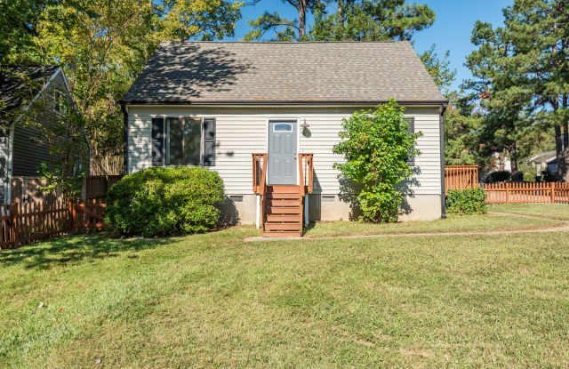 Charming 3 Bed/ 2 Bath home with large fenced in yard photos photos