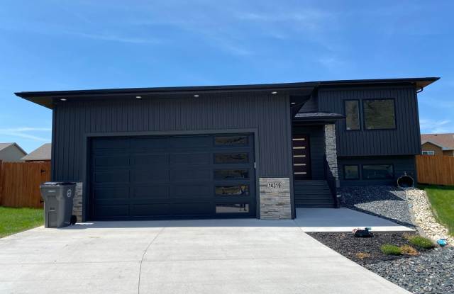 4 BED | 3 BATH | SPLIT FOYER | DOUBLE GARAGE | PET NEGOTIABLE | SUMMERSET Gallery 3