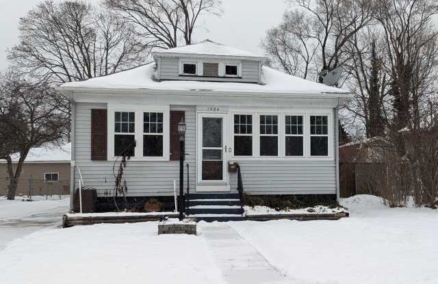 1284 Montgomery, 3 bedroom Lakeside home with basement and garage - 1284 Montgomery Avenue, Muskegon, MI 49441