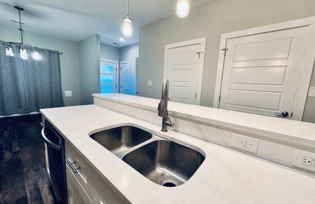 Modern 3BR Townhome with Island Kitchen, Off Timberlake Gallery 4